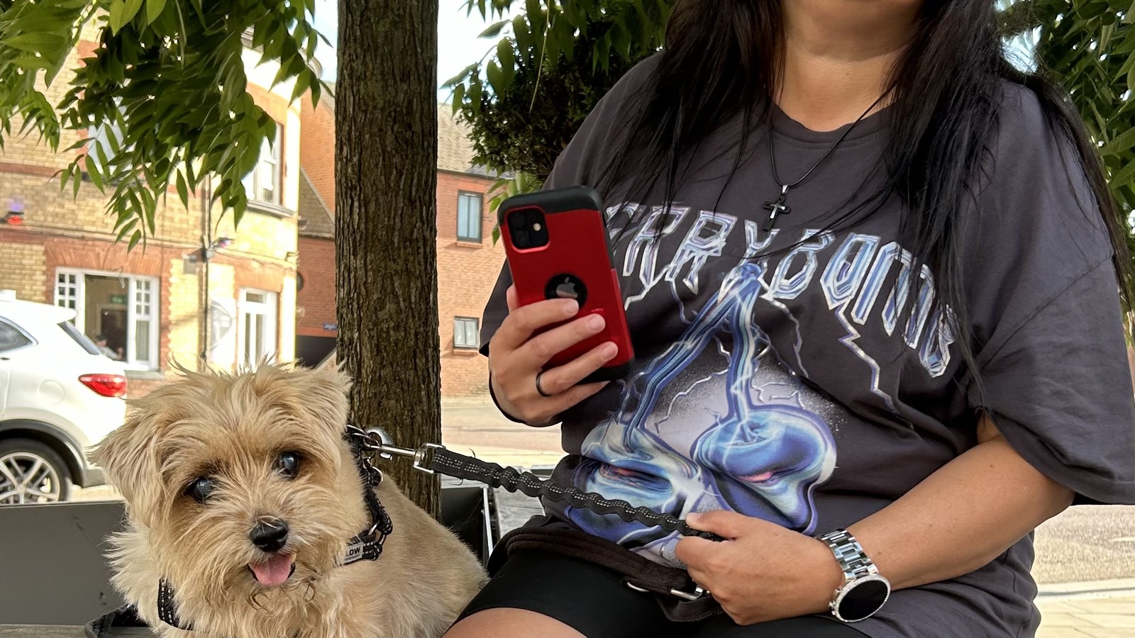 Elvira si cainele ei pe o banca la umbra unui copac